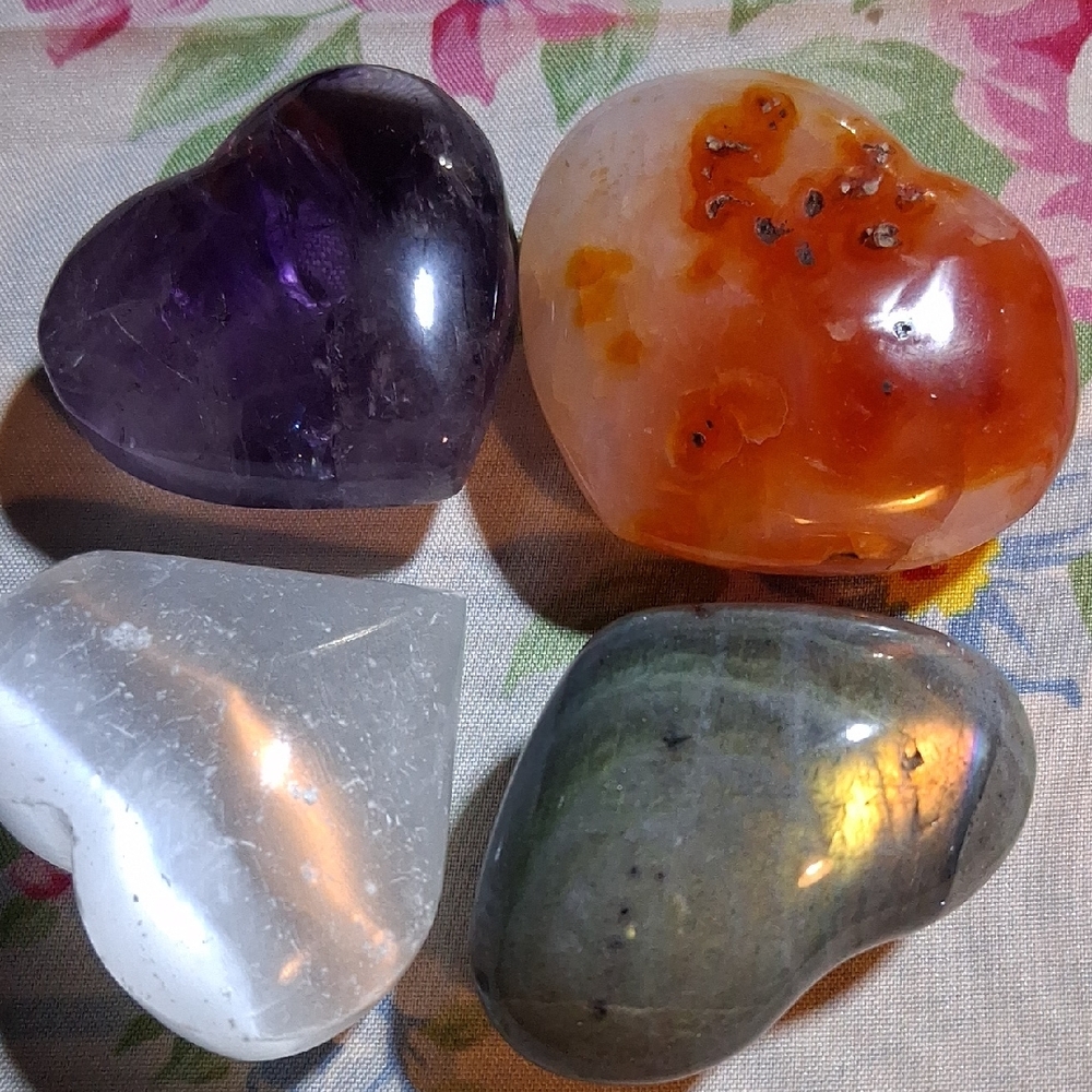 H07 Heart-Shaped Gemstone Set